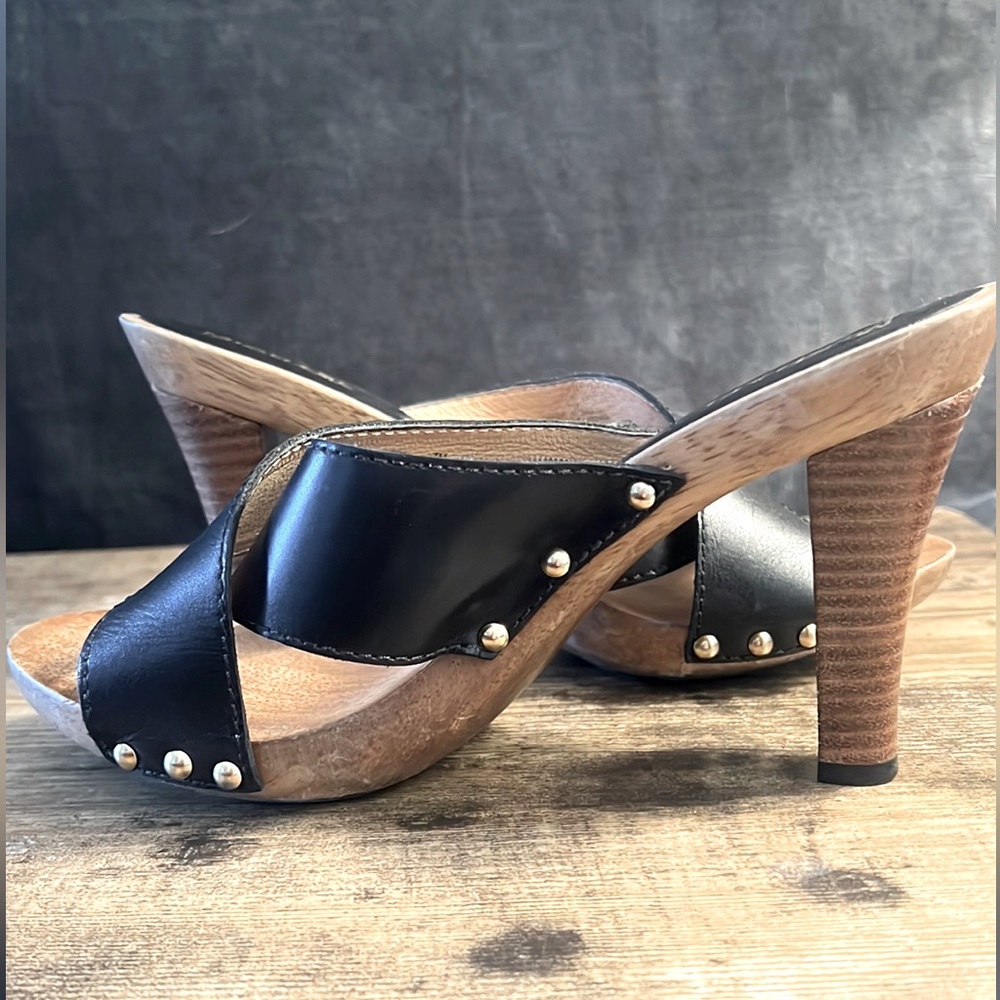 Michael Michael Kors slide pump. Leather stud drtail. Size 7